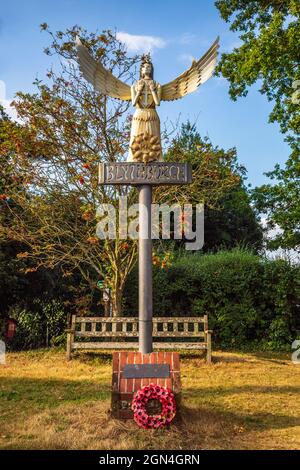 Das Ortsschild von Blythburgh befindet sich neben der Holy Trinity Church, Suffolk, England Stockfoto