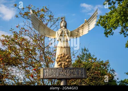 Das Ortsschild von Blythburgh befindet sich neben der Holy Trinity Church, Suffolk, England Stockfoto