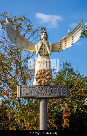 Das Ortsschild von Blythburgh befindet sich neben der Holy Trinity Church, Suffolk, England Stockfoto