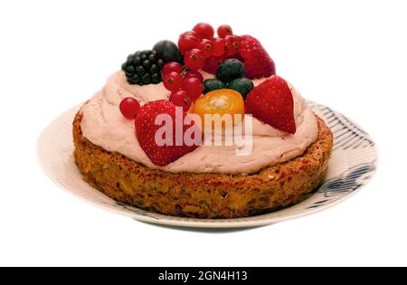 Obstkuchen mit Nußbasis und rosafarbenem Schlagsahne-Mousse mit Erdbeere, Blacberry, Mousse, Heidelbeere, roten Johannisbeeren und Sanddorn. Stockfoto