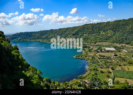 Blick auf den Nemi-See, eine kleine Stadt in der Provinz Rom, Italien. Stockfoto