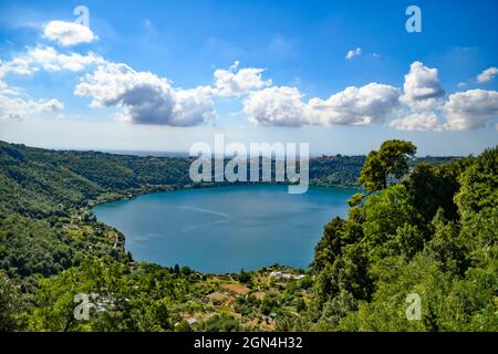 Blick auf den Nemi-See, eine kleine Stadt in der Provinz Rom, Italien. Stockfoto