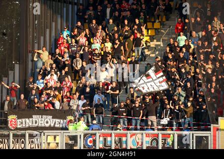 DEVENTER, NIEDERLANDE - 22. SEPTEMBER: Fans und Unterstützer des PSV während des niederländischen Eredivisie-Spiels zwischen Schieß los. Eagles und PSV Eindhoven am 22. September 2021 in De Adelaarshorst, Niederlande (Foto: Marcel ter Bals/Orange Picles) Stockfoto