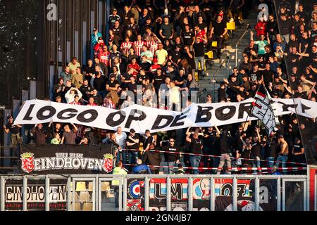 DEVENTER, NIEDERLANDE - 22. SEPTEMBER: Ein Protestzeichen von PSV-Fans und Fans gegen ihr neues Kit während des niederländischen Eredivisie-Spiels zwischen Schieß los. Eagles und PSV Eindhoven am 22. September 2021 in De Adelaarshorst, Niederlande (Foto: Marcel ter Bals/Orange Picles) Stockfoto