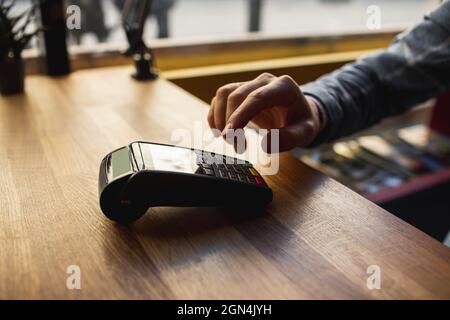 Man gibt Daten in ein mobiles Endgerät ein Stockfoto