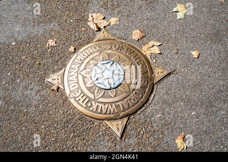 Die Markierung für den Diana Princess of Wales Memorial Walk mit Herbstblättern auf dem Boden. Wanderung zu Ehren von Lady Diana Stockfoto