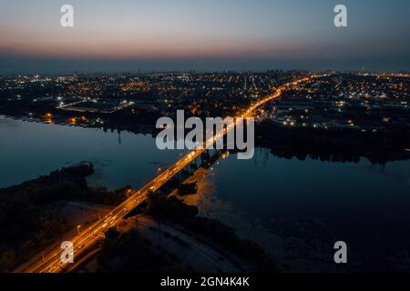 Alte Brücke Stadtfluss in der Nähe der Stadt in der Nacht Stockfoto