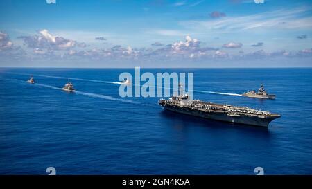 Die US Navy Nimitz-Klasse Flugzeugträger USS Carl Vinson leitet eine Formation von amerikanischen und japanischen Maritime Self-Defense Force Schiffe während gemeinsamer Operationen 19. September 2021 in der philippinischen See. Stockfoto