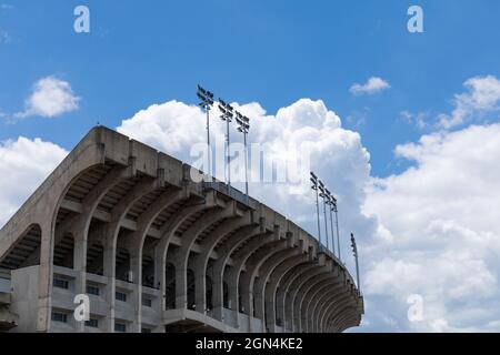 AUBURN ALABAMA, USA - 18. JUNI 2020 - von außen betrachtet, blaue Himmel mit weißen Wolken Stockfoto