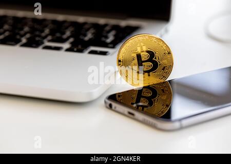 Foto Goldene Bitcoins, neues virtuelles Geld. Virtuelles Kryptowährungskonzept Stockfoto