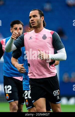 Cornellà, Spanien, am 22. September 2021. SPANIEN, FUSSBALL, LA LIGA SANTANDER, RCDE VS DEPORTIVO ALAVÉS. RCD Espanyol-Spieler (11) Raúl de Tomás begrüßt die Fans während des La Liga Santander-Spiels zwischen RCD Espanyol und Deportivo Alavés am 22. September 2021 im RCDE-Stadion, Cornellà, Spanien. © Joan Gosa 2021. Quelle: Joan Gosa Badia/Alamy Live News Stockfoto