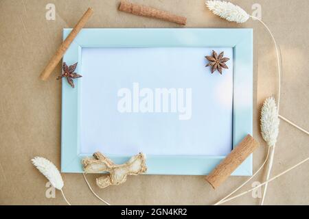 Türkisfarbener Rahmen mit Platz für Text, Rahmenmodell. Gemütliches Zuhause Konzept. Nelken- und Zimtstangen-Dekorationen. Hochwertige Fotos Stockfoto