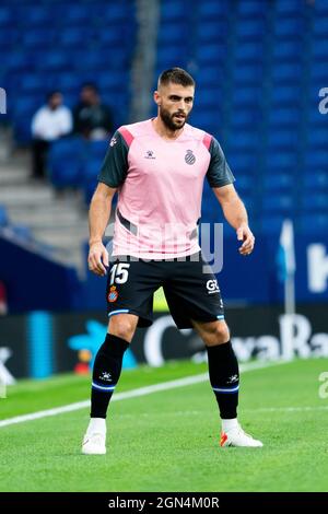 Cornellà, Spanien, am 22. September 2021. SPANIEN, FUSSBALL, LA LIGA SANTANDER, RCDE VS DEPORTIVO ALAVÉS. RCD Espanyol-Spieler (15) David López macht sich am 22. September 2021 beim Spiel der Liga Santander zwischen RCD Espanyol und Deportivo Alavés im RCDE-Stadion in Cornellà, Spanien, warm. © Joan Gosa 2021. Quelle: Joan Gosa Badia/Alamy Live News Stockfoto