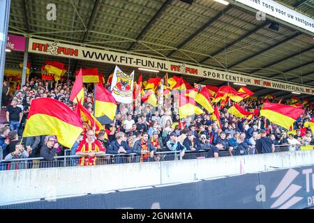 DEVENTER, NIEDERLANDE - 22. SEPTEMBER: Fans und Unterstützer von Schieß los. Eagles während des niederländischen Eredivisie-Spiels zwischen Schieß los. Eagles und PSV Eindhoven am 22. September 2021 in De Adelaarshorst, Niederlande (Foto: Marcel ter Bals/Orange Picles) Stockfoto