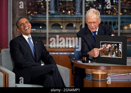 Präsident Barack Obama reagiert auf ein Foto während eines Interviews mit David Letterman während einer Aufnahme der „Late Show with David Letterman“ im Ed Sullivan Theater in New York, N.Y., 18. September 2012. (Offizielles Foto des Weißen Hauses von Pete Souza) Dieses offizielle Foto des Weißen Hauses wird nur zur Veröffentlichung durch Nachrichtenorganisationen und/oder zum persönlichen Druck durch die Betreffzeile(en) des Fotos zur Verfügung gestellt. Das Foto darf in keiner Weise manipuliert werden und darf nicht in kommerziellen oder politischen Materialien, Anzeigen, E-Mails, Produkten oder Werbeaktionen verwendet werden, die in irgendeiner Weise einen nahelegeten Stockfoto