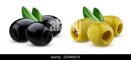 Schwarze und grüne entkernte Oliven isoliert auf weißem Hintergrund Stockfoto