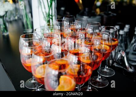 Orange aperol in Gläsern bei einem Bankett Stockfoto