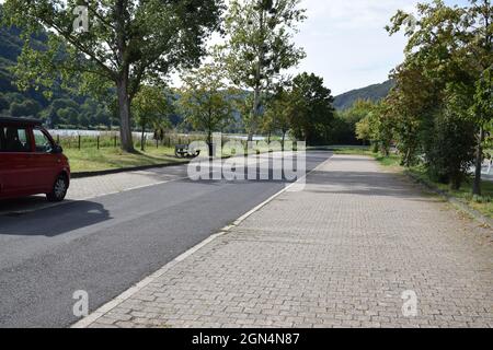 Fast leerer Parkplatz im Moseltal bei Müden Stockfoto