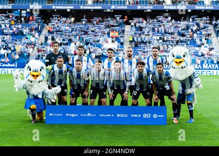 Cornellà, Spanien, am 22. September 2021. SPANIEN, FUSSBALL, LA LIGA SANTANDER, RCDE VS DEPORTIVO ALAVÉS. Die Spieler von RCD Espanyol startenden am Cornellà. September 2021 während des Spiels von La Liga Santander zwischen RCD Espanyol und Deportivo Alavés im RCDE-Stadion in 22, Spanien. © Joan Gosa 2021. Quelle: Joan Gosa Badia/Alamy Live News Stockfoto