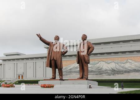 PJÖNGJANG, NORDKOREA - 26. JULI 2015: Großes Denkmal auf dem Mansu-Hügel in Pjöngjang, Nordkorea. Dieses 22 m hohe Denkmal wurde 1972 eröffnet. Stockfoto