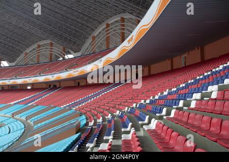 PJÖNGJANG, NORDKOREA - 27. JULI 2015: Das Rungrado 1. Mai-Stadion auf der Insel Rungra in Pjöngjang, Nordkorea. Es wird am 1. Mai 1989 eröffnet, mit 1 Stockfoto