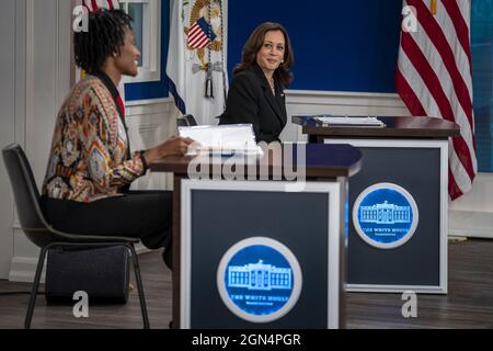 Washington, Usa. September 2021. Die Vizepräsidentin Kamala Harris, rechts, wird von Loyce Pace, Director of Global Affairs im Ministerium für Gesundheit und menschliche Dienste, vorgestellt, während Harris eine Sitzung beim virtuellen COVID-Gipfel des Präsidenten zum Thema Aufbau und Vorbereitung und Prävention zukünftiger Pandemien im Weißen Haus in Washington leitet. DC am Mittwoch, 22. September 2021. Foto von Ken Cedeno/UPI Credit: UPI/Alamy Live News Stockfoto