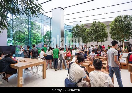 SINGAPUR - 28. MAI 2017: Zweite Etage des neuen Apple Stores in Singapur am 28. Mai 2017 in der Orchard Road Stockfoto