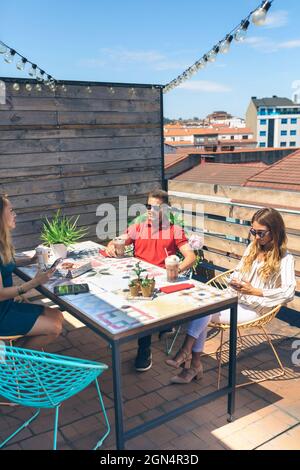 Freunde bei einem Drink auf der Terrasse Stockfoto