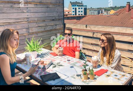 Freunde bei einem Drink auf der Terrasse Stockfoto