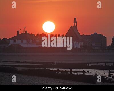 Sheerness, Kent, Großbritannien. September 2021. UK Wetter: äquinoktium Sonnenuntergang in Sheerness, Kent. Kredit: James Bell/Alamy Live Nachrichten Stockfoto