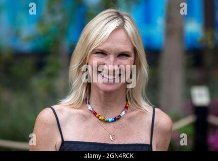 Jo Whiley, englischer Radio-DJ und Fernsehmoderator bei der RHS Chelsea Flower Show. Stockfoto