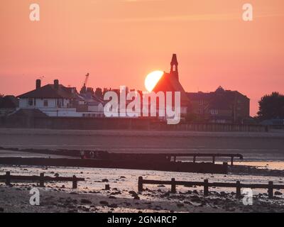 Sheerness, Kent, Großbritannien. September 2021. UK Wetter: äquinoktium Sonnenuntergang in Sheerness, Kent. Kredit: James Bell/Alamy Live Nachrichten Stockfoto