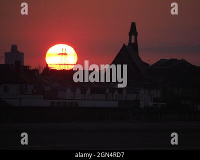 Sheerness, Kent, Großbritannien. September 2021. UK Wetter: äquinoktium Sonnenuntergang in Sheerness, Kent. Kredit: James Bell/Alamy Live Nachrichten Stockfoto