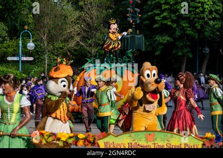 Hongkong, China. September 2021. Disney-Figuren, darunter Micky Maus und Goofy, werden am 20. September 2021 im Disneyland Resort in Hongkong in Hongkong bei einer Parade zum saisonalen Halloween-Thema gesehen. (Foto von Miguel Candela/SOPA Images/Sipa USA) Quelle: SIPA USA/Alamy Live News Stockfoto