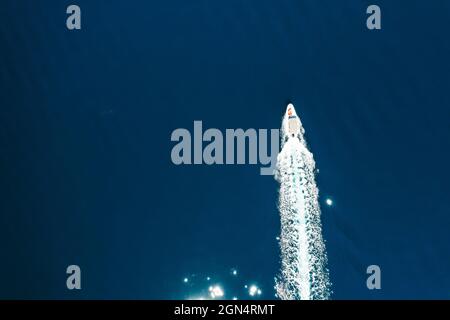 Blick von oben auf das Boot oder die weißen Jachtsegeln auf dem blauen Wasser der Adria Stockfoto