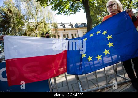 Während einer Demonstration vor dem Verfassungsgericht halten Demonstranten polnische und EU-Flaggen zusammengebunden.die Richter des polnischen Verfassungsgerichts haben am 22. September ein Verfahren eingeleitet, um zu entscheiden, welcher Vorrang hat: Die polnische Verfassung oder das Recht der Europäischen Union. Das Verfassungsgericht sagte, es werde die Frage am 30. September erneut aufgreifen, aber während des Verfahrens protestierte eine Gruppe von Leuten, die sagten, es sei ein Versuch von Polexit, ein Versuch, Polen aus der Europäischen Union zu führen. (Foto von Attila Husejnow/SOPA Images/Sipa USA) Stockfoto