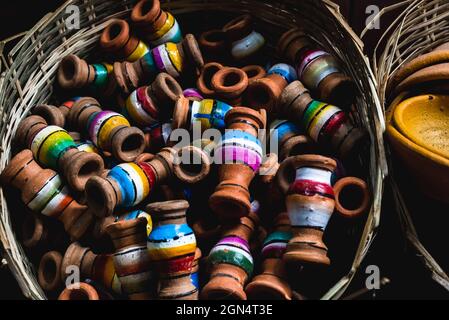 Bunte Keramikstücke zum Verkauf auf der berühmten und grandiosen Messe Sao Joaquim. Salvador, Bahia, Brasilien. Stockfoto