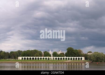 Kirchen und Kathedralen des Hofes Jaroslaw in Weliki Nowgorod, Russland Stockfoto