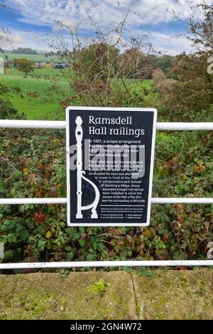 Ein Schild, auf dem die dekorativen schmiedeeisernen Geländer in der Ramsdell Hall mit Blick auf den Macclesfield Canal, Scholar Green, Ceshire, England, Großbritannien, erklärt werden Stockfoto