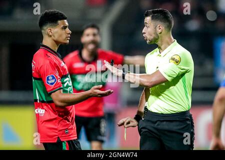 NIJMEGEN, NIEDERLANDE - 22. SEPTEMBER: Elayis Tavsan von N.E.C., Schiedsrichter Marc Nagtegaal während des niederländischen Eredivisie-Spiels zwischen N.E.C. und FC Utrecht am 22. September 2021 im Goffertstadion in Nijmegen, Niederlande (Foto: Broer van den Boom/Orange Picts) Stockfoto