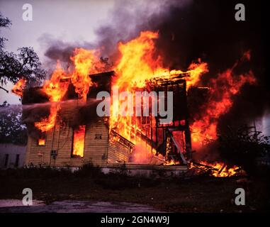 Brennendes zweistöckiges Wohnhaus aus Holz Stockfoto