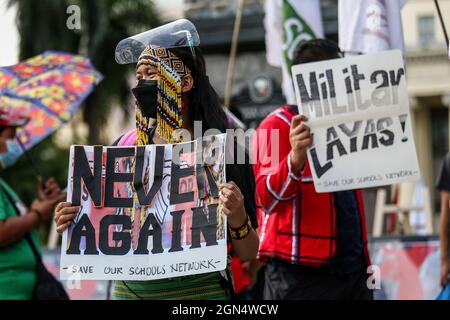 Manila, Philippinen. September 2021. Philippinische Aktivisten halten während eines protestmarsches zum Gedenken an den Jahrestag des Kriegsrechts von 1972 Schilder ab. Verschiedene Gruppen feierten den 49. Jahrestag der Erklärung des Kriegsrechts durch den verstorbenen philippinischen Diktator Ferdinand Marcos mit einem Aufschrei gegen die gegenwärtige Regierung, von der sie sagen, dass sie autoritäre Tendenzen und Menschenrechtsverletzungen habe. Stockfoto