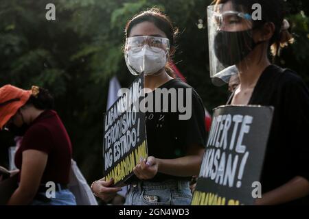 Manila, Philippinen. September 2021. Philippinische Aktivisten halten während eines protestmarsches zum Gedenken an den Jahrestag des Kriegsrechts von 1972 Schilder ab. Verschiedene Gruppen feierten den 49. Jahrestag der Erklärung des Kriegsrechts durch den verstorbenen philippinischen Diktator Ferdinand Marcos mit einem Aufschrei gegen die gegenwärtige Regierung, von der sie sagen, dass sie autoritäre Tendenzen und Menschenrechtsverletzungen habe. Stockfoto