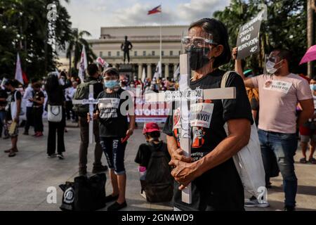 Manila, Philippinen. September 2021. Philippinische Aktivisten halten während eines protestmarsches zum Gedenken an den Jahrestag des Kriegsrechts von 1972 Schilder ab. Verschiedene Gruppen feierten den 49. Jahrestag der Erklärung des Kriegsrechts durch den verstorbenen philippinischen Diktator Ferdinand Marcos mit einem Aufschrei gegen die gegenwärtige Regierung, von der sie sagen, dass sie autoritäre Tendenzen und Menschenrechtsverletzungen habe. Stockfoto