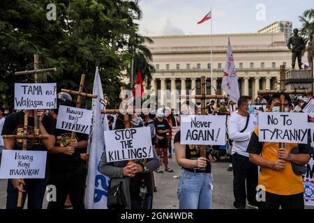 Manila, Philippinen. September 2021. Philippinische Aktivisten halten während eines protestmarsches zum Gedenken an den Jahrestag des Kriegsrechts von 1972 Schilder ab. Verschiedene Gruppen feierten den 49. Jahrestag der Erklärung des Kriegsrechts durch den verstorbenen philippinischen Diktator Ferdinand Marcos mit einem Aufschrei gegen die gegenwärtige Regierung, von der sie sagen, dass sie autoritäre Tendenzen und Menschenrechtsverletzungen habe. Stockfoto