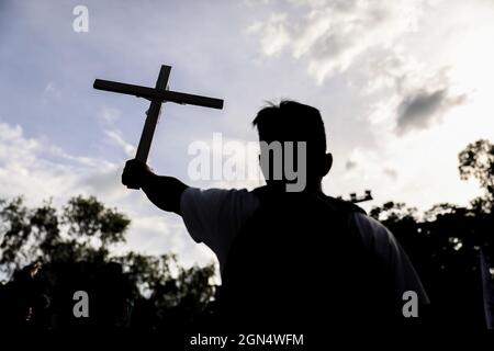 Manila, Philippinen. September 2021. Philippinische Aktivisten halten während eines protestmarsches zum Gedenken an den Jahrestag des Kriegsrechts von 1972 Schilder ab. Verschiedene Gruppen feierten den 49. Jahrestag der Erklärung des Kriegsrechts durch den verstorbenen philippinischen Diktator Ferdinand Marcos mit einem Aufschrei gegen die gegenwärtige Regierung, von der sie sagen, dass sie autoritäre Tendenzen und Menschenrechtsverletzungen habe. Stockfoto