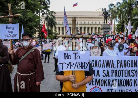 Manila, Philippinen. September 2021. Philippinische Aktivisten halten während eines protestmarsches zum Gedenken an den Jahrestag des Kriegsrechts von 1972 Schilder ab. Verschiedene Gruppen feierten den 49. Jahrestag der Erklärung des Kriegsrechts durch den verstorbenen philippinischen Diktator Ferdinand Marcos mit einem Aufschrei gegen die gegenwärtige Regierung, von der sie sagen, dass sie autoritäre Tendenzen und Menschenrechtsverletzungen habe. Stockfoto