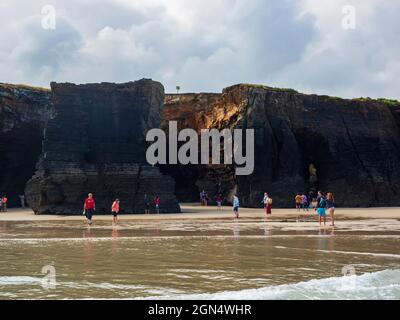 Ribadeo, Galicien, Spanien. 07/26/2021. Massen von Touristen strömen zum Strand von Las Catedrales in Galicien, um seine charakteristischen Bögen auf dem clif zu besuchen Stockfoto