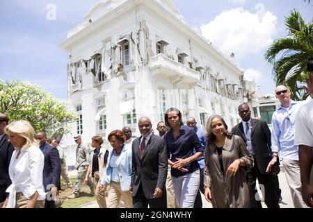 13. April 2010'Samantha Appleton nahm diese Szene auf, als die First Lady und Dr. Jill Biden zusammen mit dem haitianischen Präsidenten René Préval und Elisabeth Delatour Préval Erdbeben in Port Au-Prince, Haiti, Schäden durch Erdbeben besichtigten. Der beschädigte Präsidentenpalast ist im Hintergrund zu sehen. (Offizielles Foto des Weißen Hauses von Samantha Appleton) Dieses offizielle Foto des Weißen Hauses wird nur zur Veröffentlichung durch Nachrichtenorganisationen und/oder zum persönlichen Druck durch die Betreffenden der Fotografie zur Verfügung gestellt. Das Foto darf in keiner Weise manipuliert werden und darf nicht in kommerziellen oder politischen Materialien verwendet werden Stockfoto