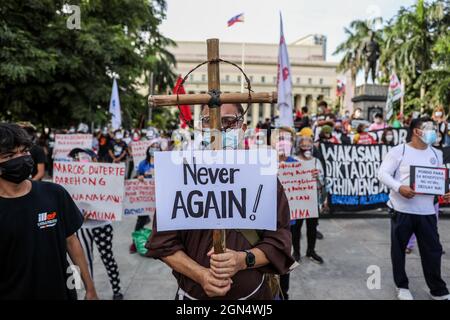 Manila, Philippinen. September 2021. Philippinische Aktivisten halten während eines protestmarsches zum Gedenken an den Jahrestag des Kriegsrechts von 1972 Schilder ab. Verschiedene Gruppen feierten den 49. Jahrestag der Erklärung des Kriegsrechts durch den verstorbenen philippinischen Diktator Ferdinand Marcos mit einem Aufschrei gegen die gegenwärtige Regierung, von der sie sagen, dass sie autoritäre Tendenzen und Menschenrechtsverletzungen habe. Stockfoto